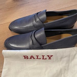 Bally Webb size 9 leather loafers